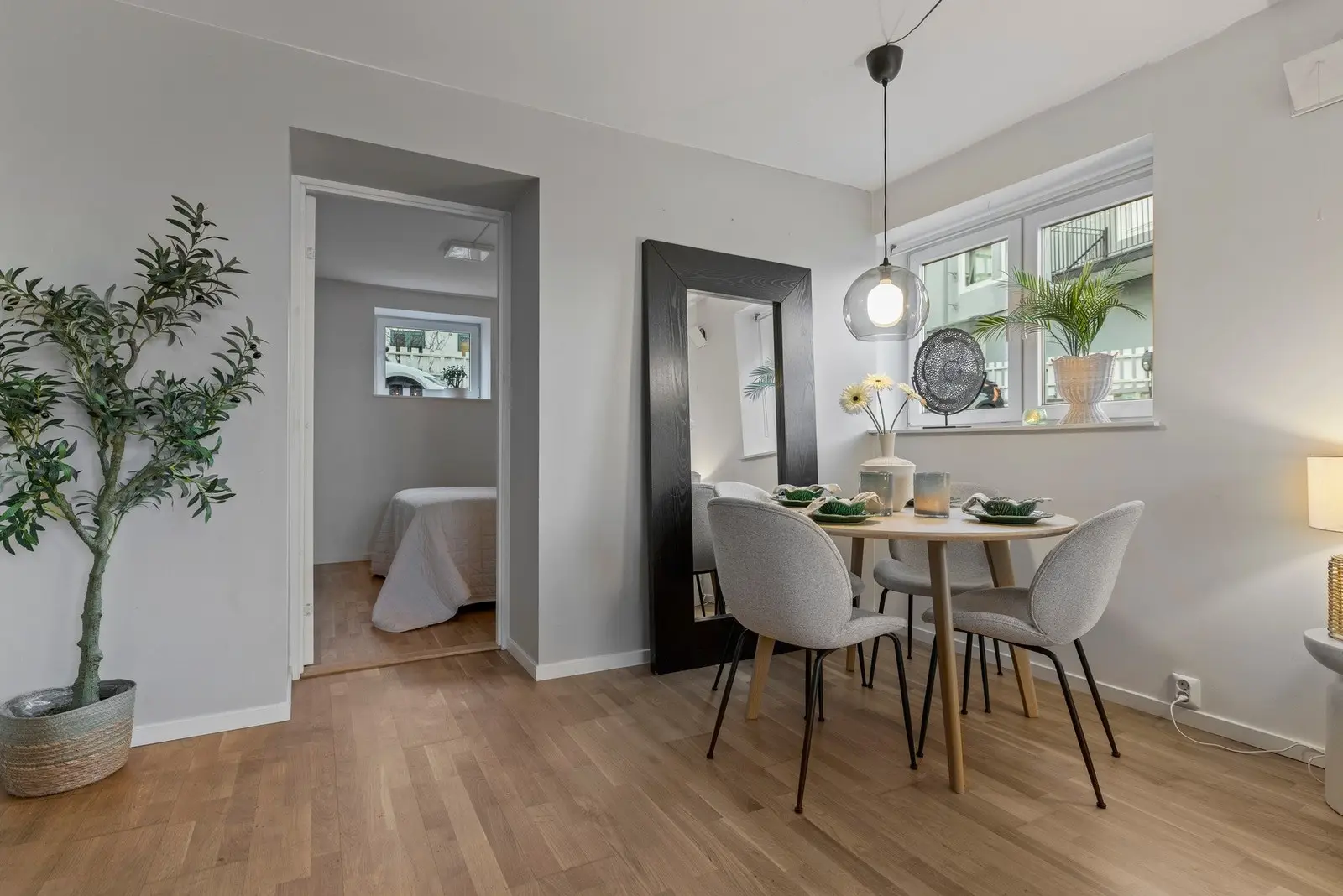 - Det er god plass til både sofa, spisebord og TV med tilhørende møblement -